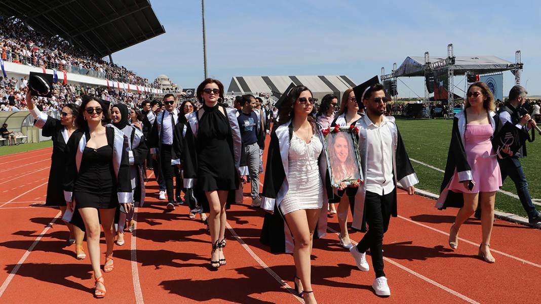 Mezuniyet töreninde depremde ölen arkadaşlarını unutmadılar 2