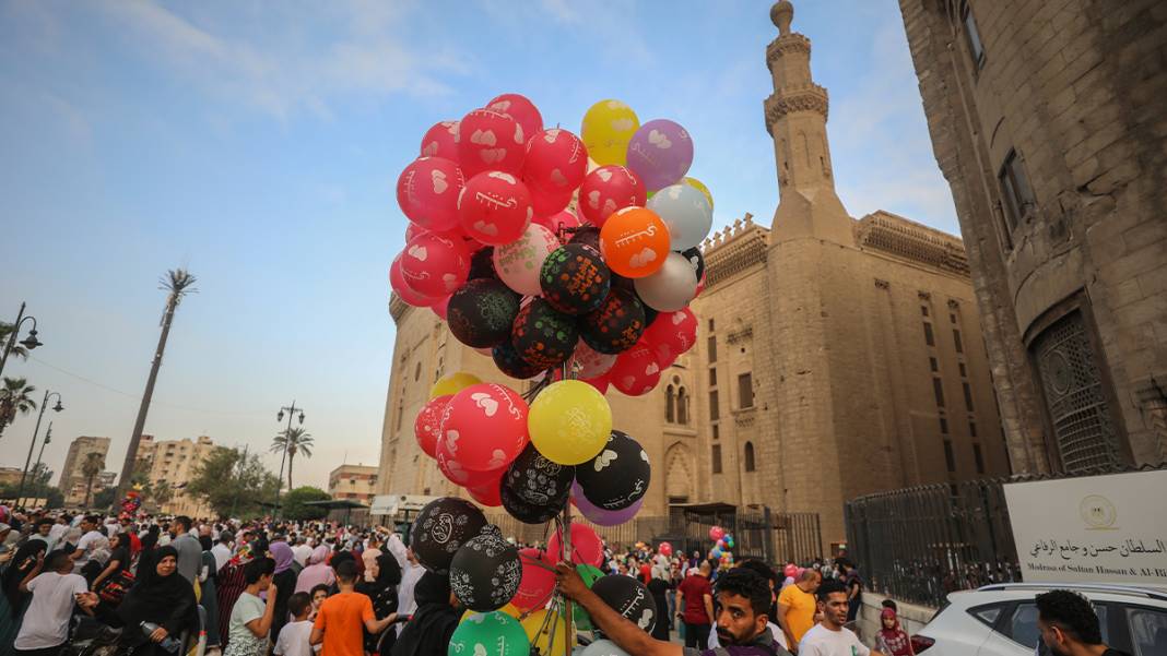 Sabahın ilk ışıklarında camiler doldu! Dünyanın dört bir yanından bayram kareleri... 11