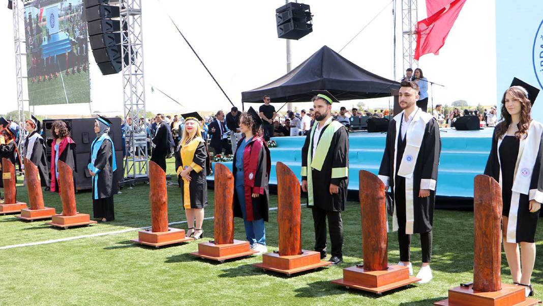 Mezuniyet töreninde depremde ölen arkadaşlarını unutmadılar 4