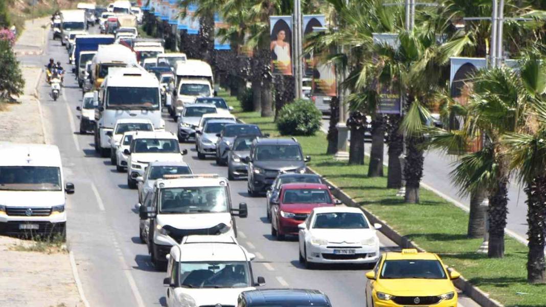 Bayram akını başladı! Kilometrelerce araç kuyruğu... 4