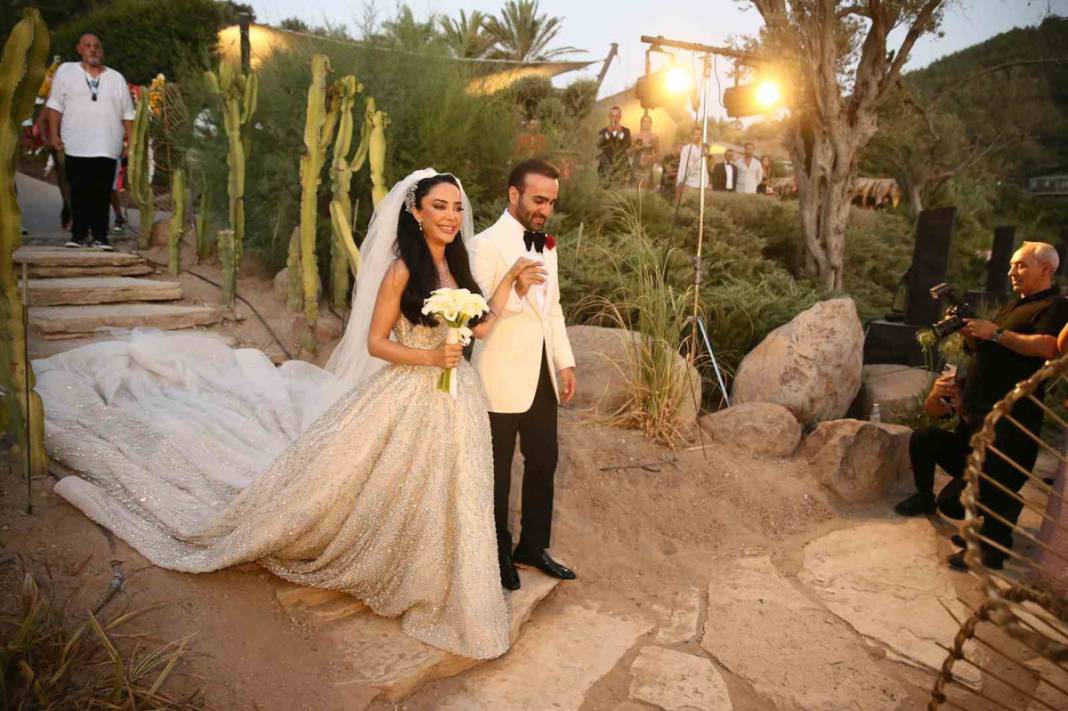 Gelin 48, gelinlik 70 kilo: Giymek için özel eğitim aldı 5