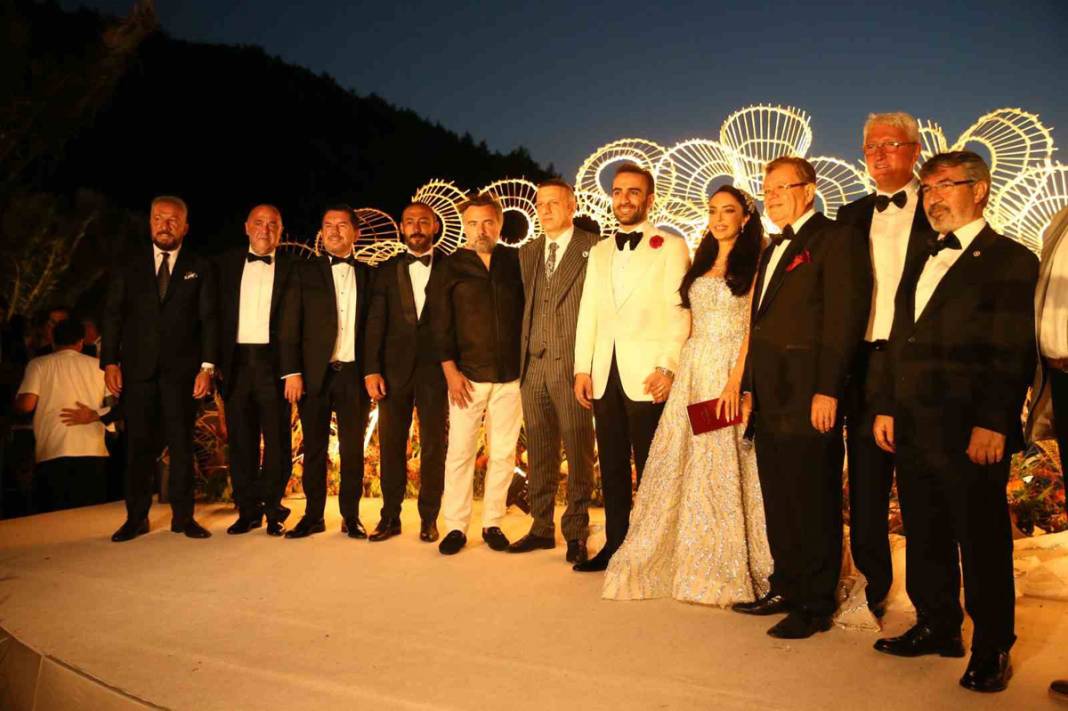 Gelin 48, gelinlik 70 kilo: Giymek için özel eğitim aldı 6