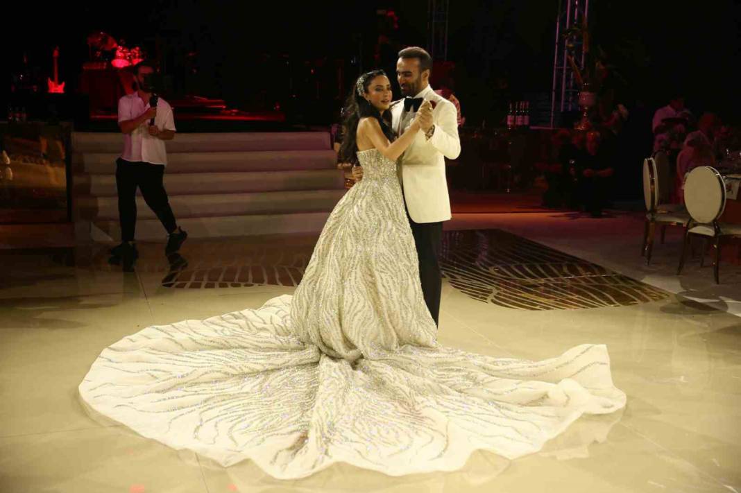 Gelin 48, gelinlik 70 kilo: Giymek için özel eğitim aldı 7