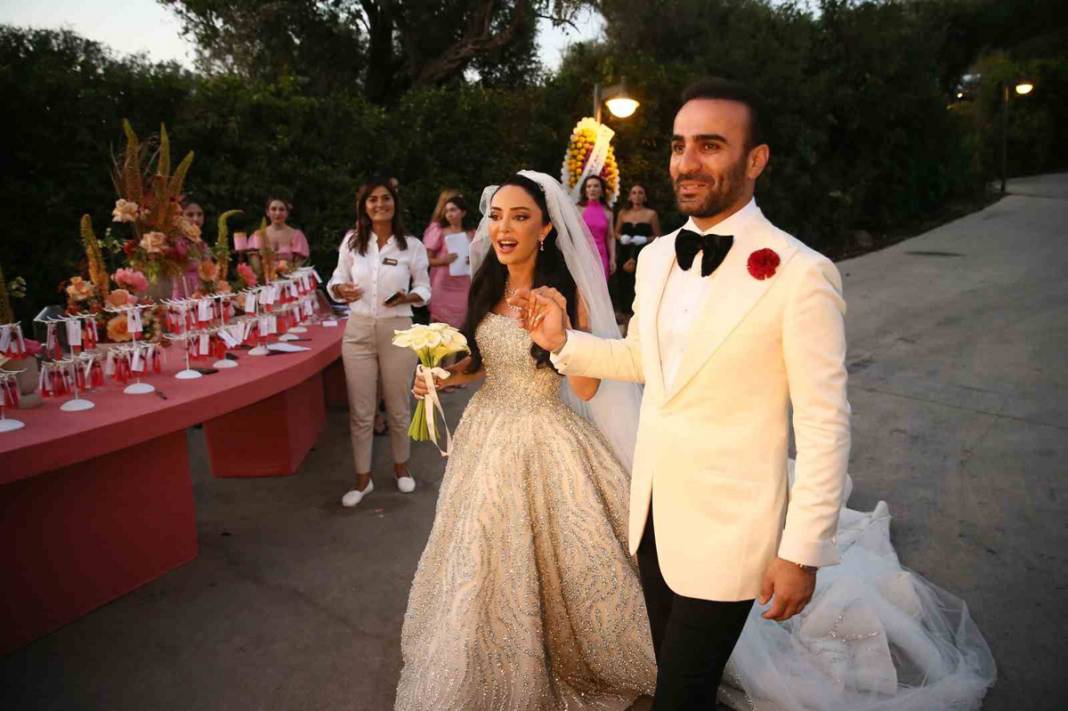 Gelin 48, gelinlik 70 kilo: Giymek için özel eğitim aldı 4