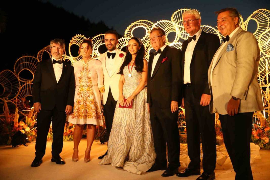 Gelin 48, gelinlik 70 kilo: Giymek için özel eğitim aldı 3