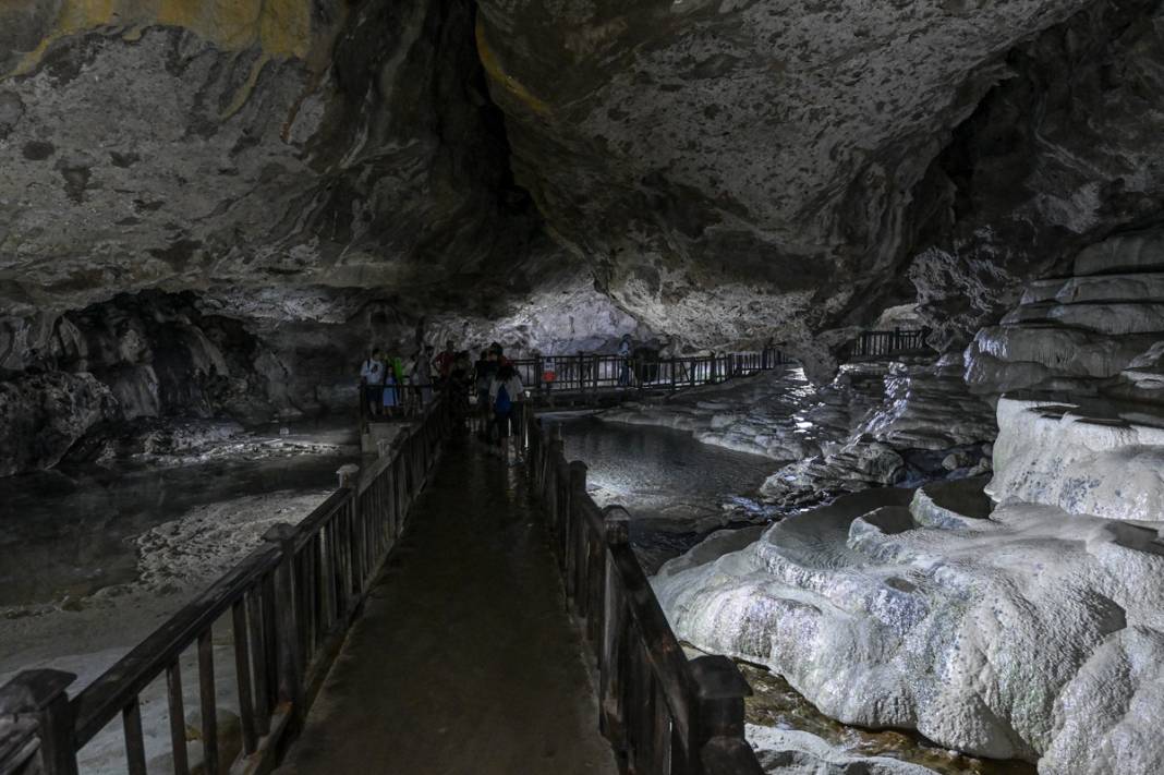 Şifa dağıtan mağaraya ziyaretçi akını: Yer altındaki gizli Pamukkale 5