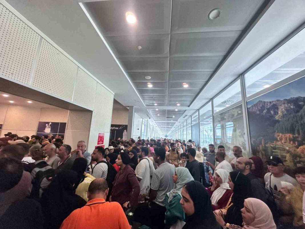 Sınır kapısında IMEI izdihamı! Yüzde 230 zammı duyan koştu 2