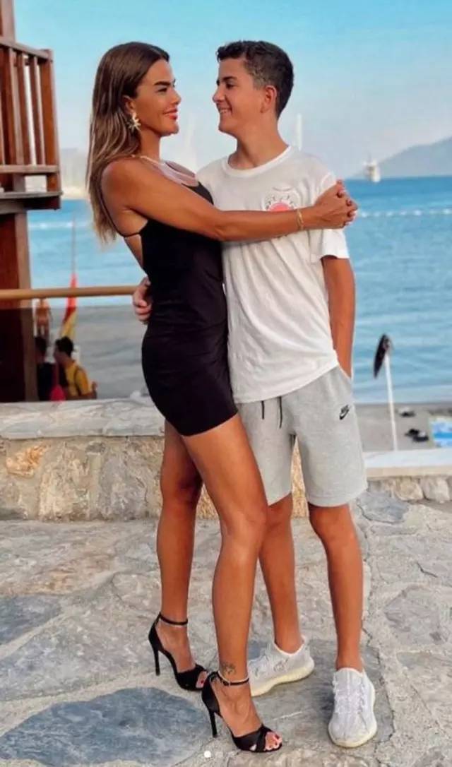 Siz insan olamazsınız! Özlem yıldızın oğlunun fotoğrafına yapılan yorum isyan ettirdi: Bir kadın bunu nasıl der? 1