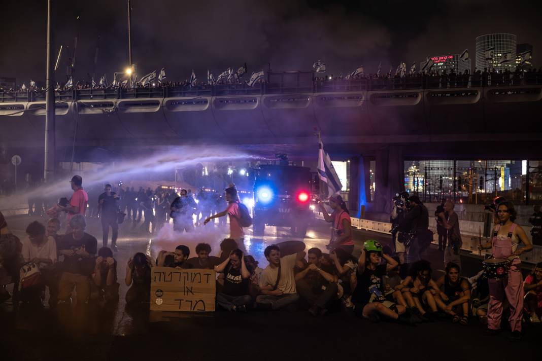 'Yargı reformu' protestoları 27. haftasında: İsrail polisinden TOMA'lı müdahale 6