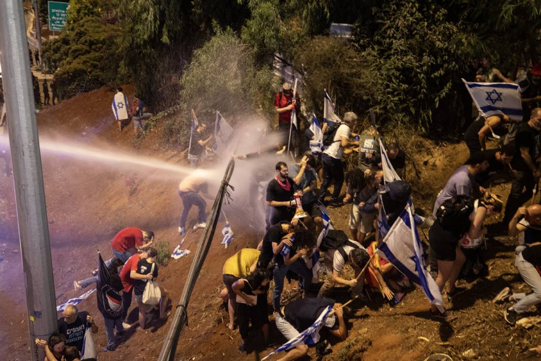 'Yargı reformu' protestoları 27. haftasında: İsrail polisinden TOMA'lı müdahale 4