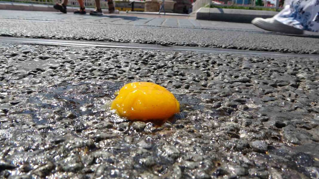 İstanbul’da sıcaklık 38 dereceyi aştı! Taksim'de asfaltta yumurta 8