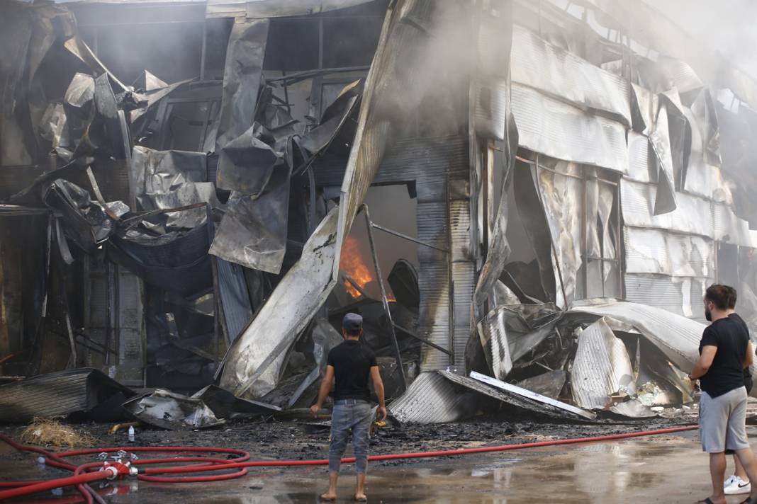 Antalya’daki çiçek üretim tesisi alevlere teslim 7