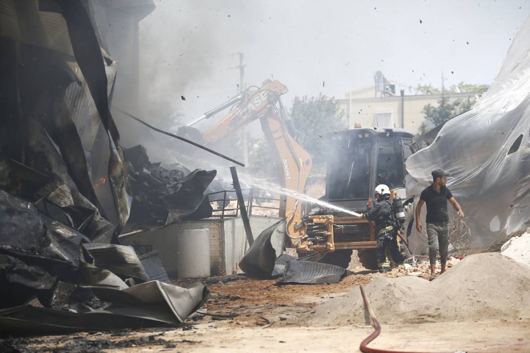 Antalya’daki çiçek üretim tesisi alevlere teslim 8