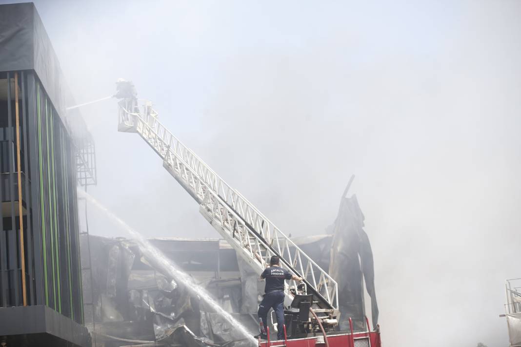 Antalya’daki çiçek üretim tesisi alevlere teslim 4