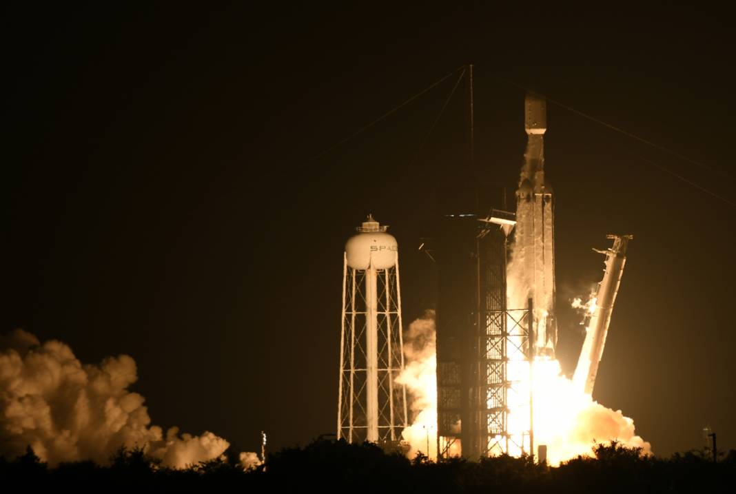 SpaceX, Jupiter 3/EchoStar uydusunu fırlattı 8