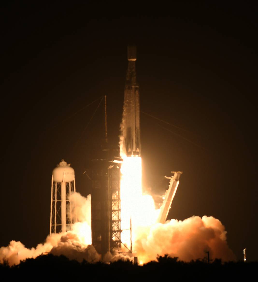 SpaceX, Jupiter 3/EchoStar uydusunu fırlattı 6