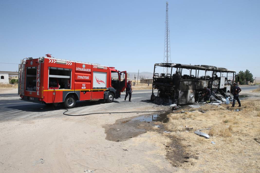 Faciaya ramak kala! İçi yolcu dolu otobüs küle döndü 5