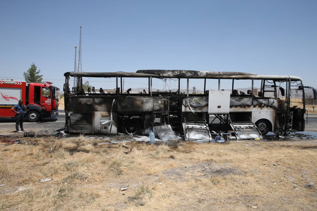 Faciaya ramak kala! İçi yolcu dolu otobüs küle döndü 4