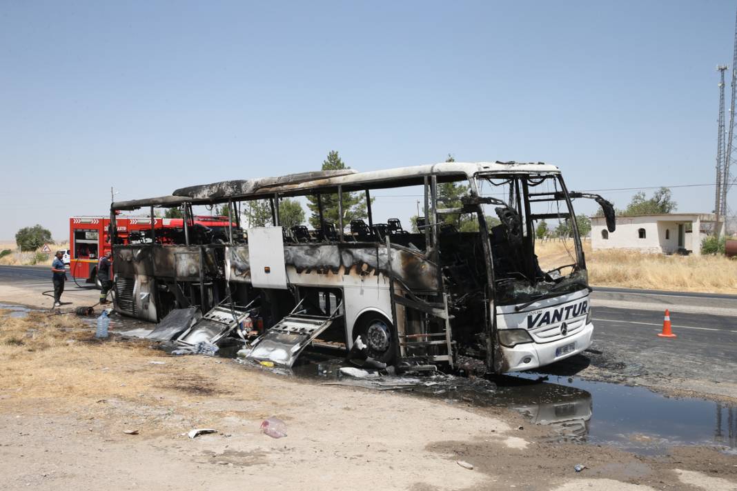 Faciaya ramak kala! İçi yolcu dolu otobüs küle döndü 6