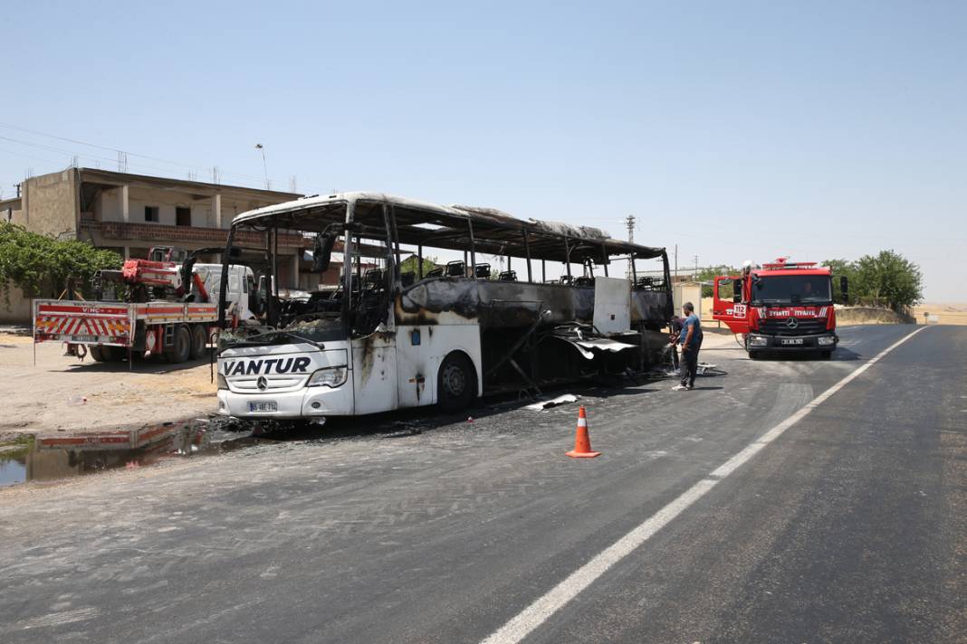 Faciaya ramak kala! İçi yolcu dolu otobüs küle döndü 3