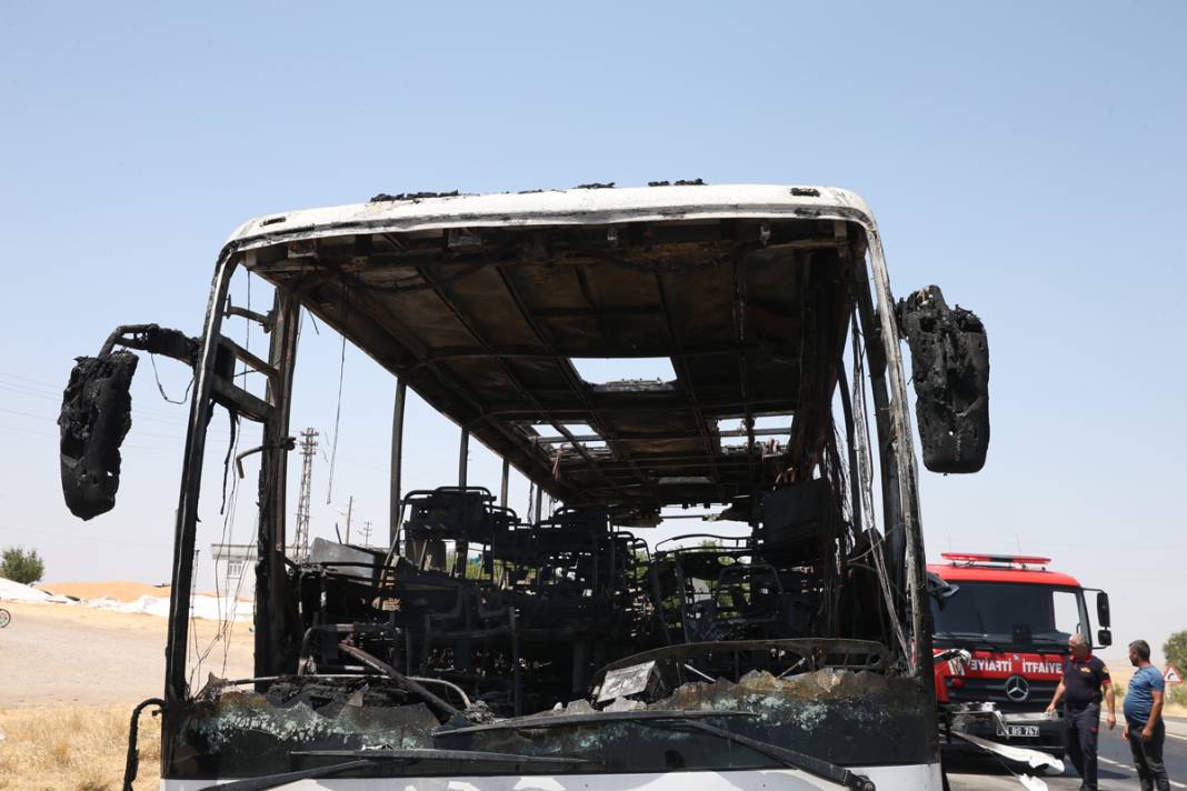 Faciaya ramak kala! İçi yolcu dolu otobüs küle döndü 7