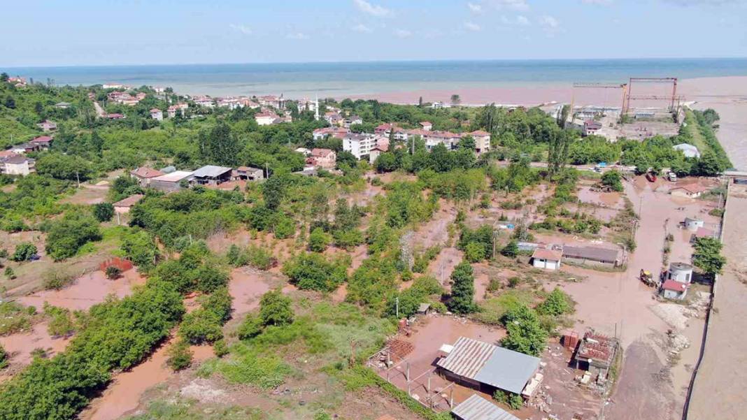 'Kırmızı kod' uyarısı yapılmıştı: Dereler taştı, yollar göle döndü, evleri su bastı! 43