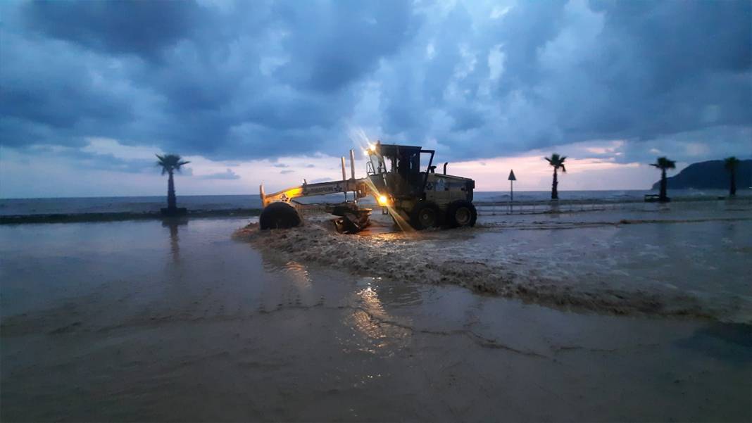 'Kırmızı kod' uyarısı yapılmıştı: Dereler taştı, yollar göle döndü, evleri su bastı! 39