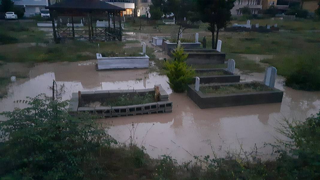 'Kırmızı kod' uyarısı yapılmıştı: Dereler taştı, yollar göle döndü, evleri su bastı! 40