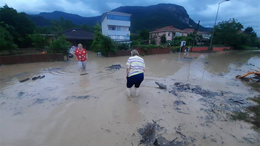 'Kırmızı kod' uyarısı yapılmıştı: Dereler taştı, yollar göle döndü, evleri su bastı! 38