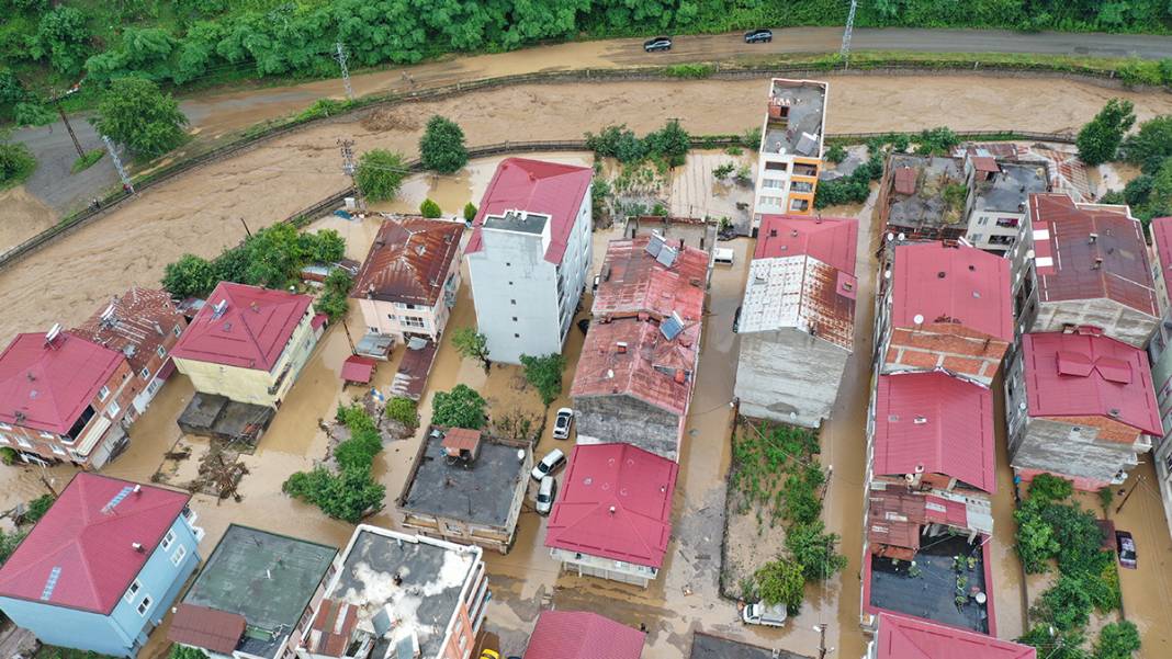 'Kırmızı kod' uyarısı yapılmıştı: Dereler taştı, yollar göle döndü, evleri su bastı! 31