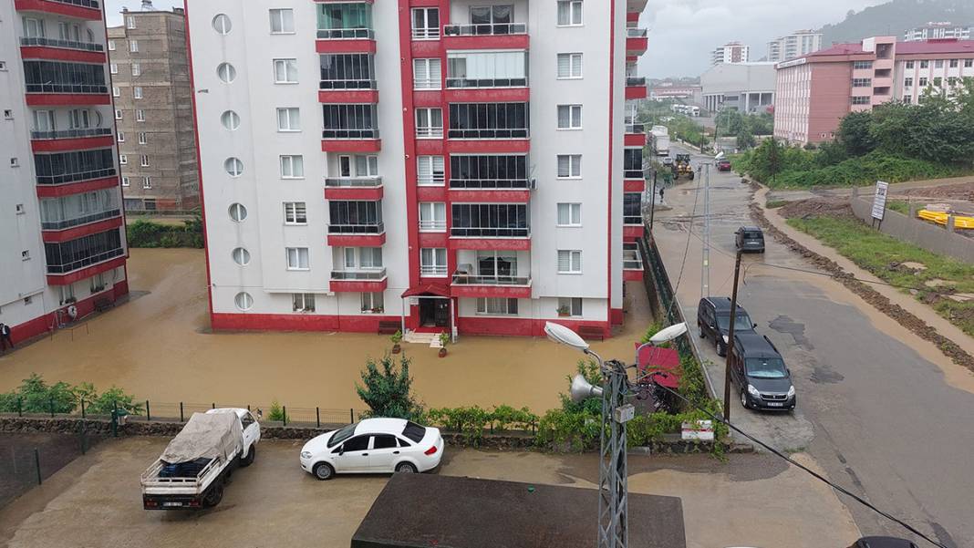 'Kırmızı kod' uyarısı yapılmıştı: Dereler taştı, yollar göle döndü, evleri su bastı! 30