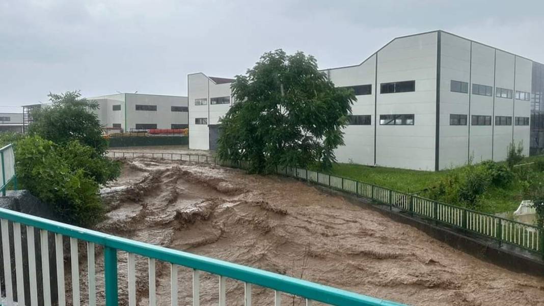 'Kırmızı kod' uyarısı yapılmıştı: Dereler taştı, yollar göle döndü, evleri su bastı! 37