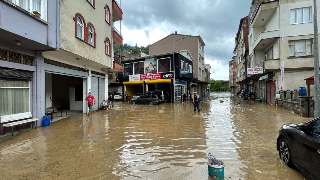 'Kırmızı kod' uyarısı yapılmıştı: Dereler taştı, yollar göle döndü, evleri su bastı! 36