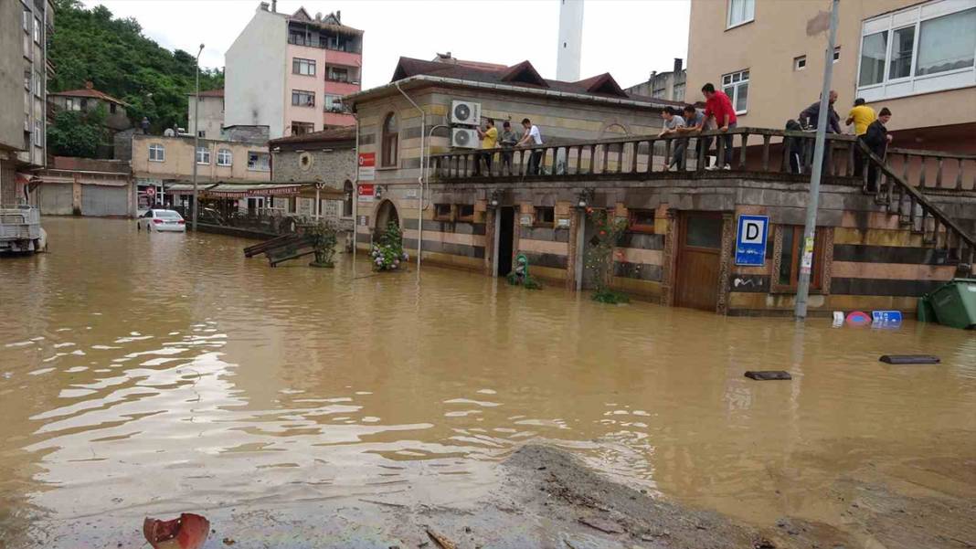 'Kırmızı kod' uyarısı yapılmıştı: Dereler taştı, yollar göle döndü, evleri su bastı! 29