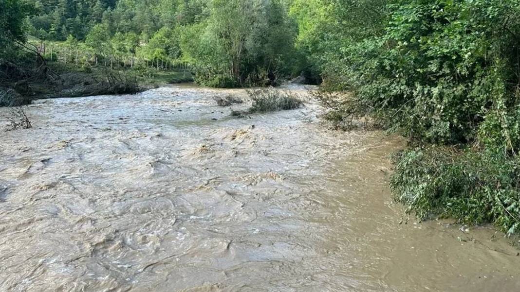 'Kırmızı kod' uyarısı yapılmıştı: Dereler taştı, yollar göle döndü, evleri su bastı! 3
