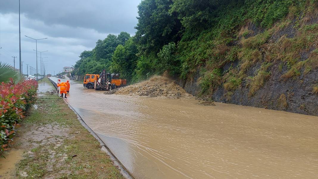 'Kırmızı kod' uyarısı yapılmıştı: Dereler taştı, yollar göle döndü, evleri su bastı! 33