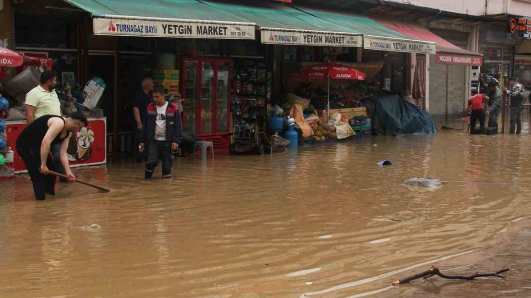 'Kırmızı kod' uyarısı yapılmıştı: Dereler taştı, yollar göle döndü, evleri su bastı! 27