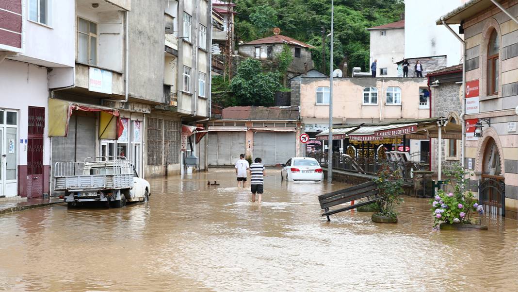 'Kırmızı kod' uyarısı yapılmıştı: Dereler taştı, yollar göle döndü, evleri su bastı! 26