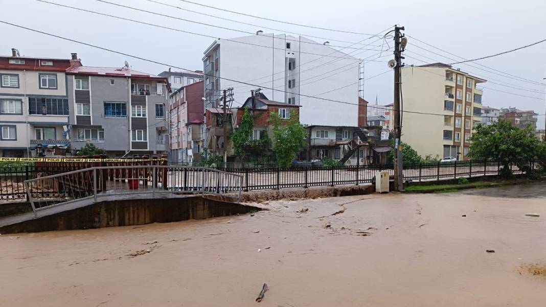 'Kırmızı kod' uyarısı yapılmıştı: Dereler taştı, yollar göle döndü, evleri su bastı! 20