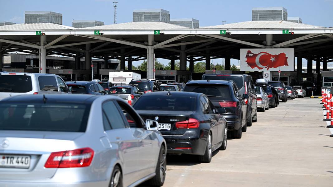 Avrupa'daki gurbetçiler yurda dönüyor... İşte bir ayda gelen araç sayısı 7