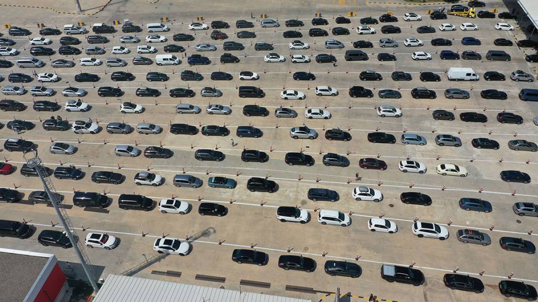 Avrupa'daki gurbetçiler yurda dönüyor... İşte bir ayda gelen araç sayısı 1