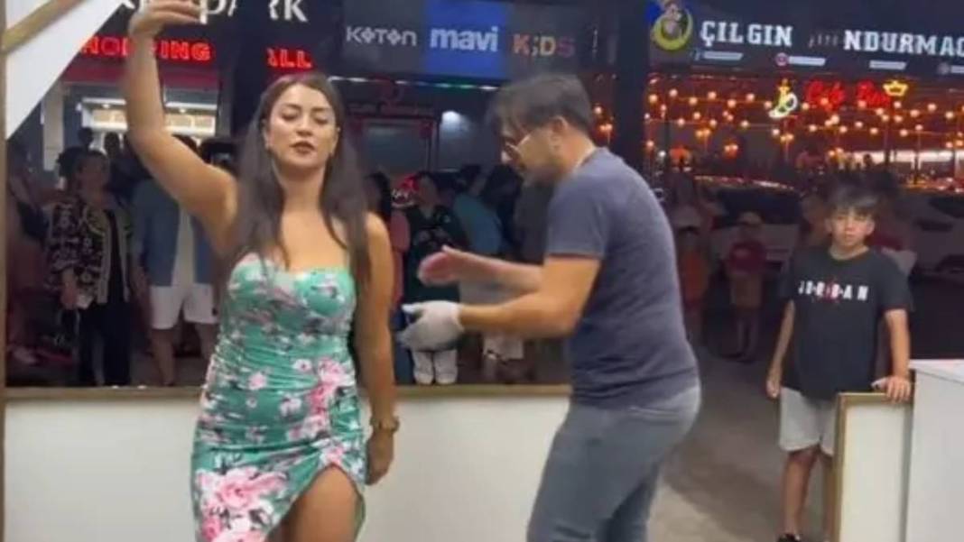 Çılgın Dondurmacı bu defa sınırı fena aştı! Kadın müşterisini kucakladığı gibi... İzleyenler şaştı kaldı, eşin sakın görmesin! 4