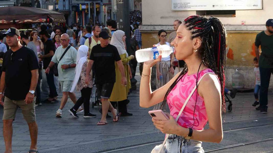 İstanbul’da sıcaklık 38 dereceyi aştı! Taksim'de asfaltta yumurta 2