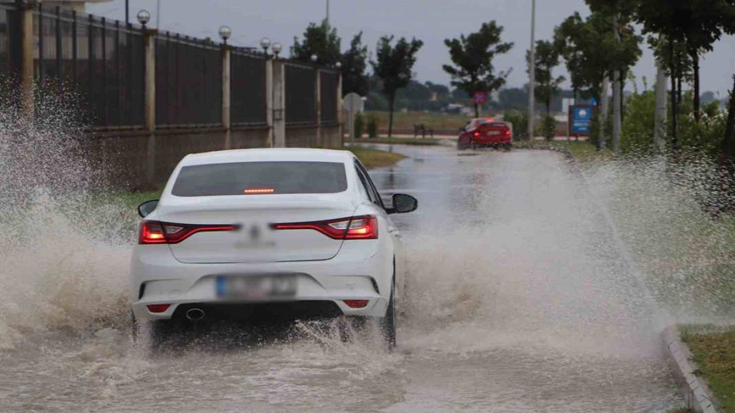 'Kırmızı kod' uyarısı yapılmıştı: Dereler taştı, yollar göle döndü, evleri su bastı! 12