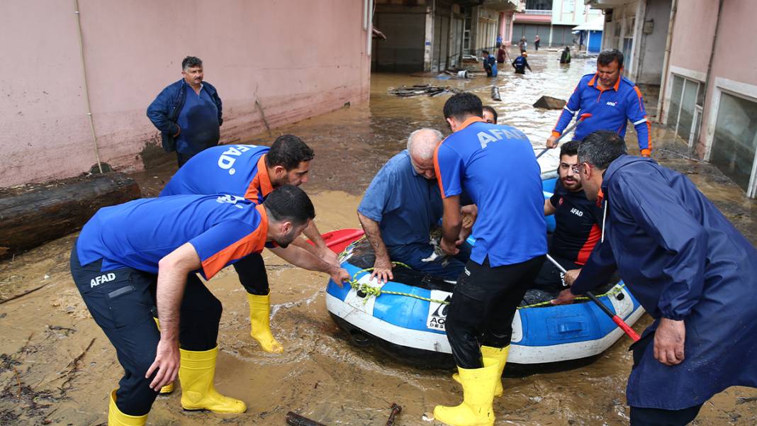 'Kırmızı kod' uyarısı yapılmıştı: Dereler taştı, yollar göle döndü, evleri su bastı! 24