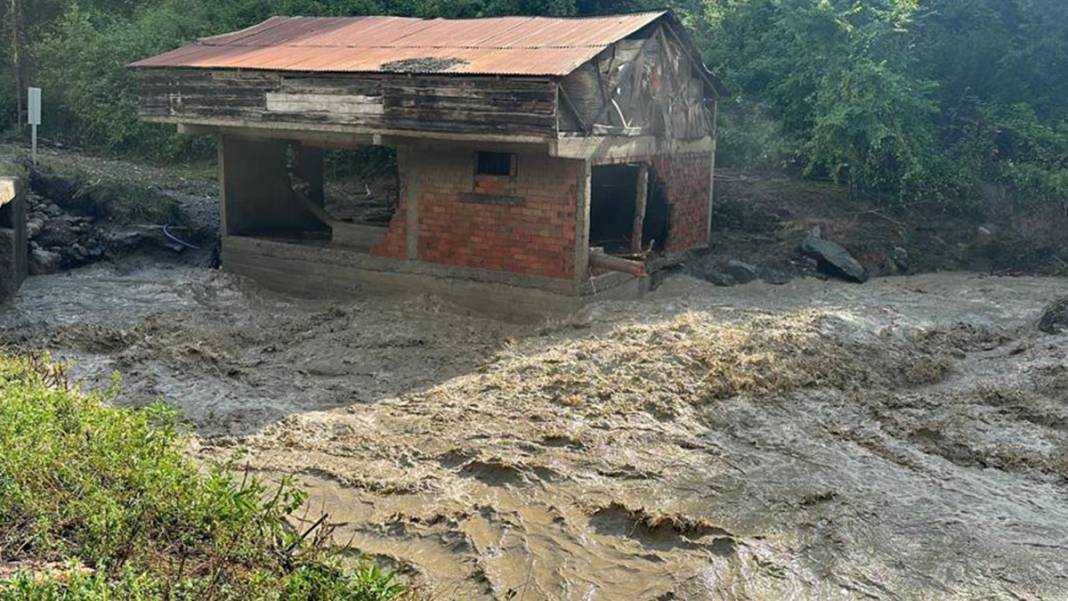 'Kırmızı kod' uyarısı yapılmıştı: Dereler taştı, yollar göle döndü, evleri su bastı! 16