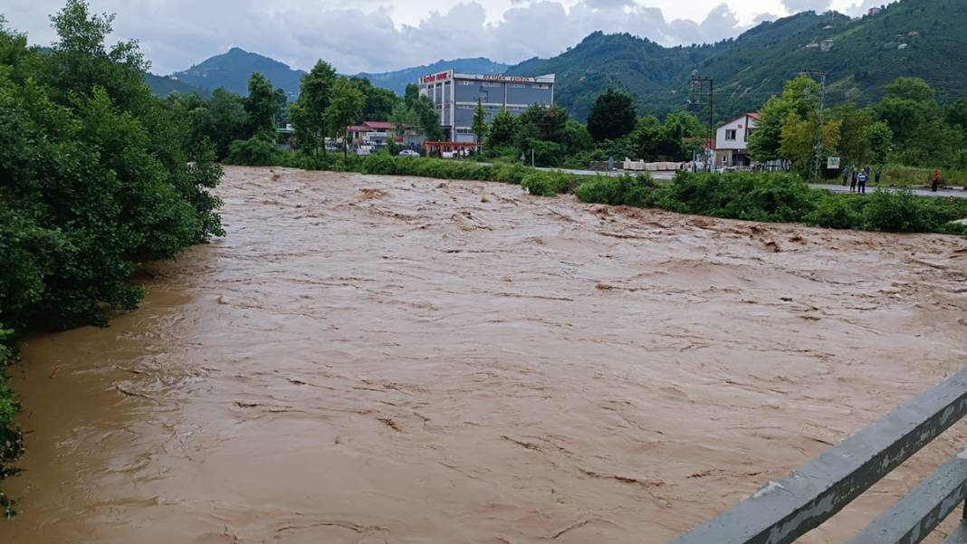 'Kırmızı kod' uyarısı yapılmıştı: Dereler taştı, yollar göle döndü, evleri su bastı! 25
