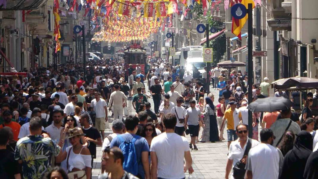 İstanbul’da sıcaklık 38 dereceyi aştı! Taksim'de asfaltta yumurta 1