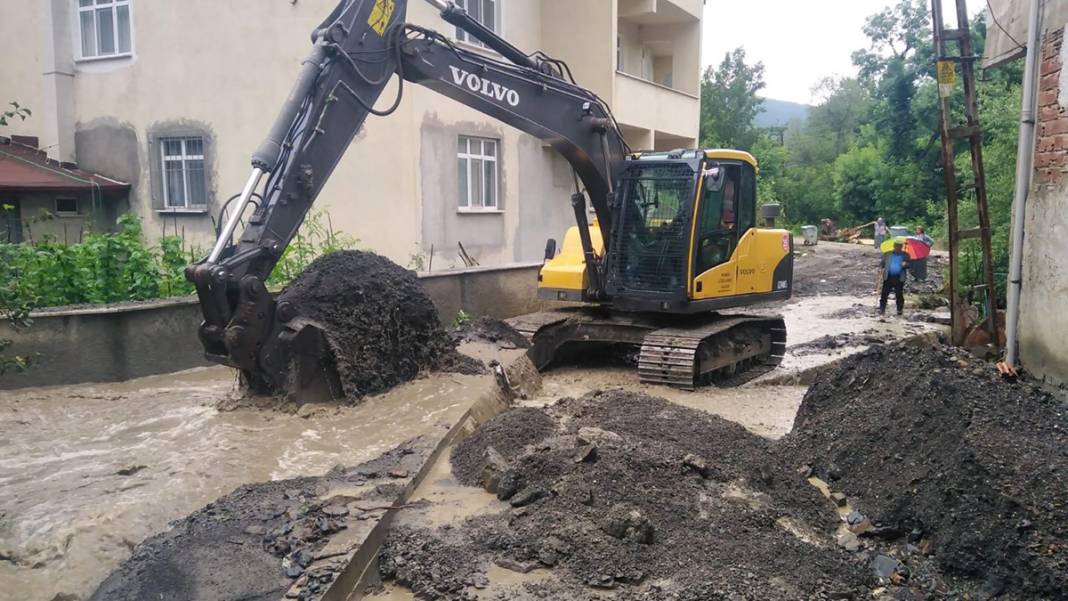 'Kırmızı kod' uyarısı yapılmıştı: Dereler taştı, yollar göle döndü, evleri su bastı! 14
