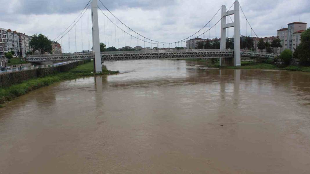 'Kırmızı kod' uyarısı yapılmıştı: Dereler taştı, yollar göle döndü, evleri su bastı! 19